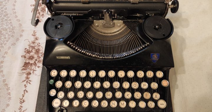 Portable typewriter (1930?s)