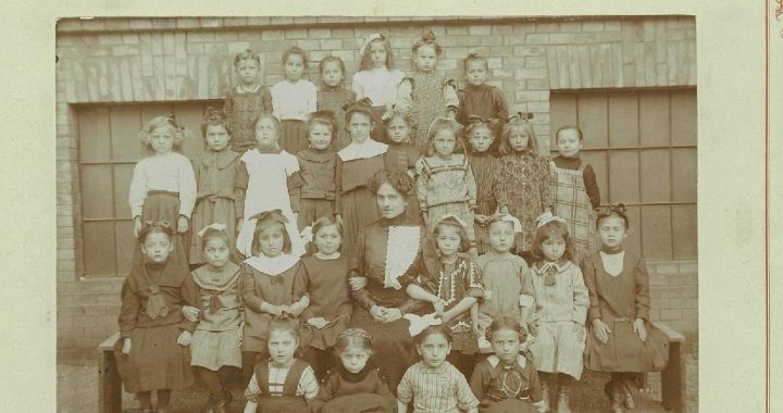Class photo in a girls? school (1912)
