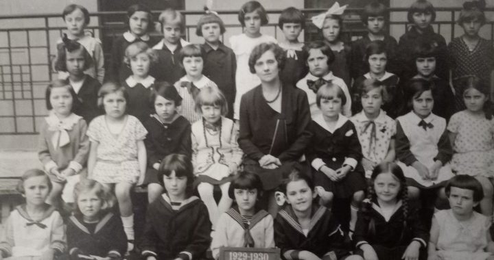 Class photo in a girls? school (1929-1930)