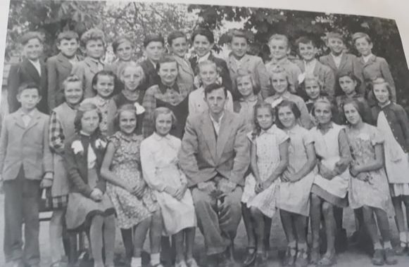 Class photo in a primary school (1956)
