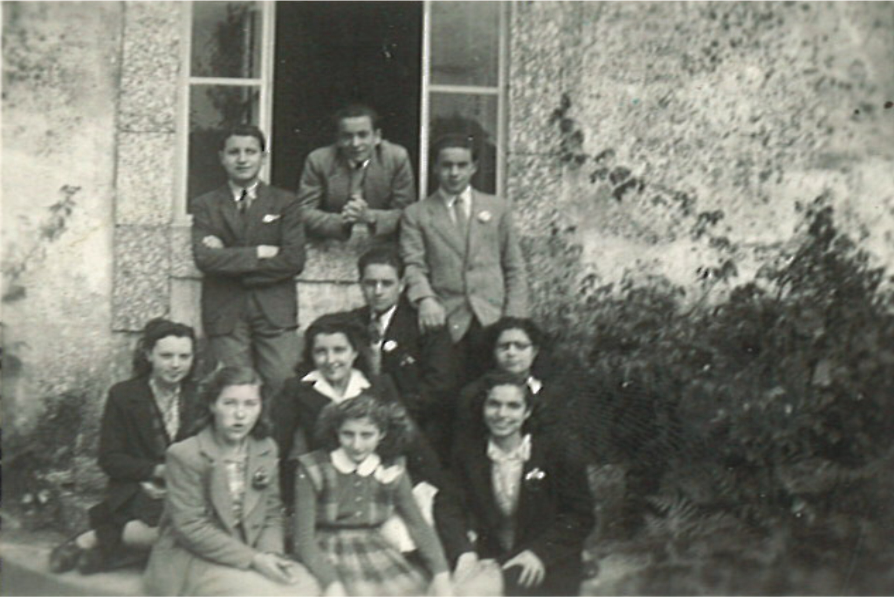 Group of students in the school yard (1946)