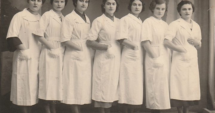 Graduates of the midwifery school (1950)